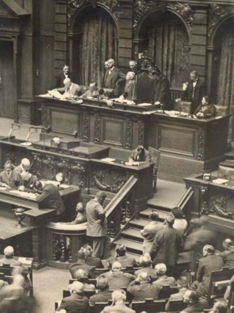 Zetkin como diputada comunista pronunciando el discurso inaugural de las sesiones de 1932, a pesar de las presiones nazis para que no asistiera.